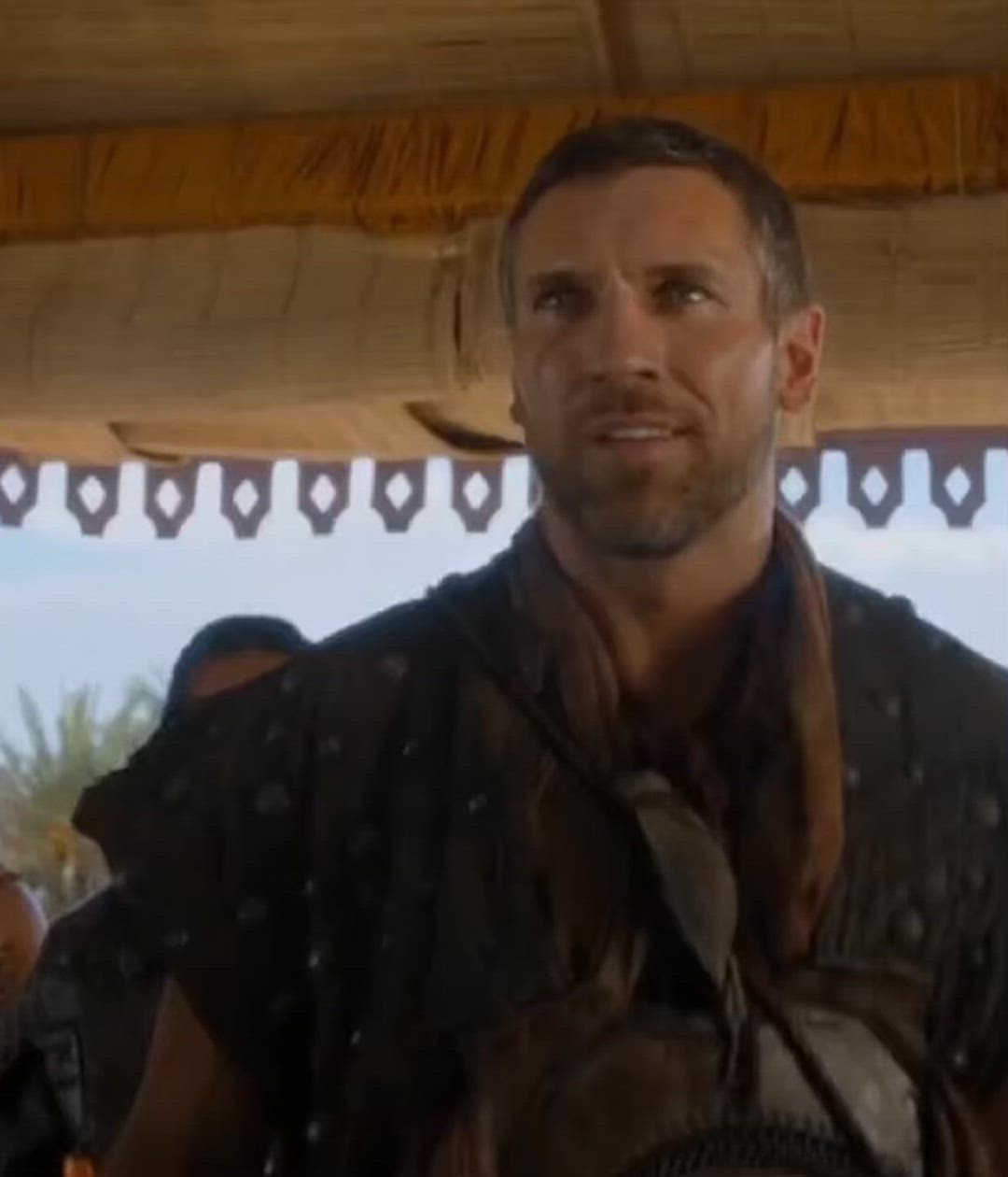 Dany/Emilia was totally trying desperately to hide how wet this bastard made her during this scene