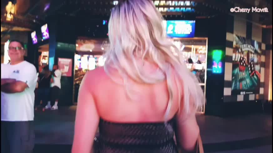 Get a cocktail in me and 20 mins later I'm flashing & jerking off in a busy Las Vegas parking garage...!