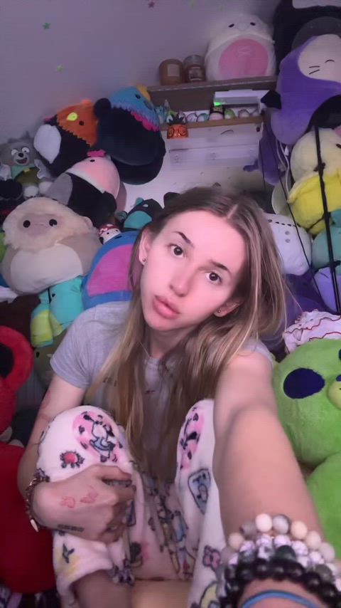 Send me a ❤️ and I’ll drop some nudes in your DMs!