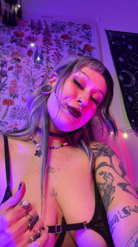 What wld you like to do with my big goth pierced tits?🖤👀 thumbnail