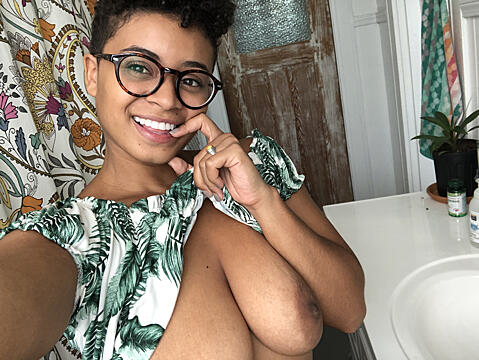 Amateur Big Tits Ebony Natural Tits Smile Porn image by ersties
