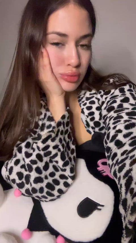 Who’s man enough to be my nasty daddy? 👅