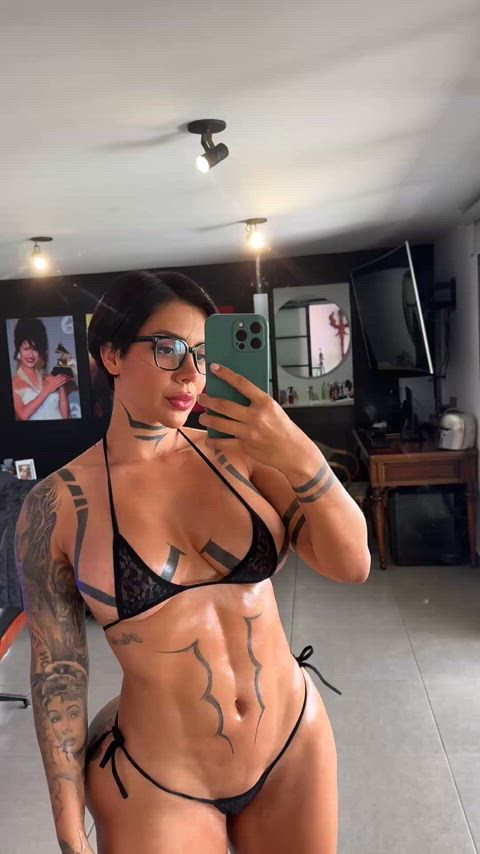 Do you find muscle mommy’s with abs attractive?
