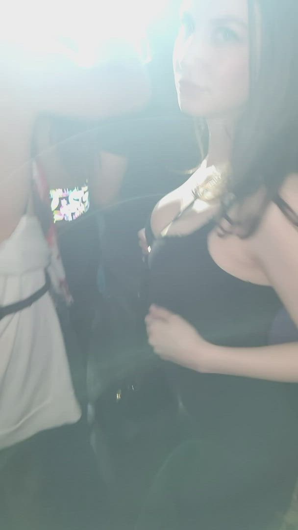 maybe shouldnt have used the flash in this huge crowd lol [GIF]