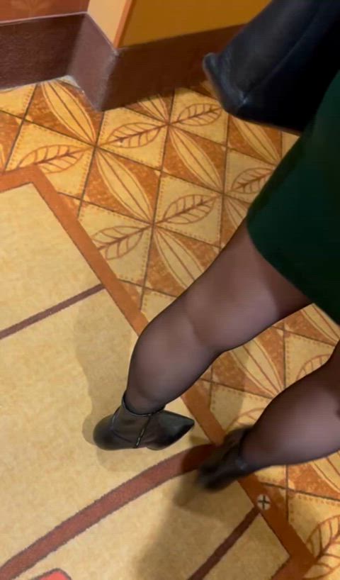 How naughty moms leave their hotel rooms and head out to dinner.