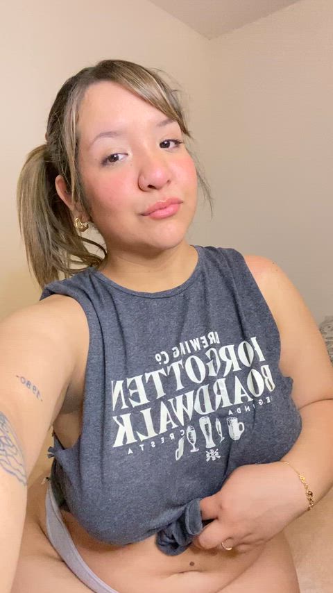 my tummy needs kisses :c