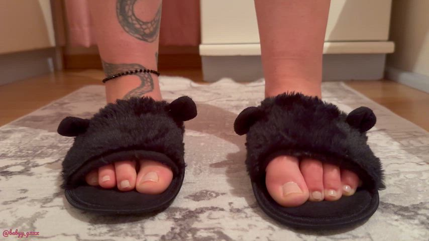 Wiggling my toes 🖤