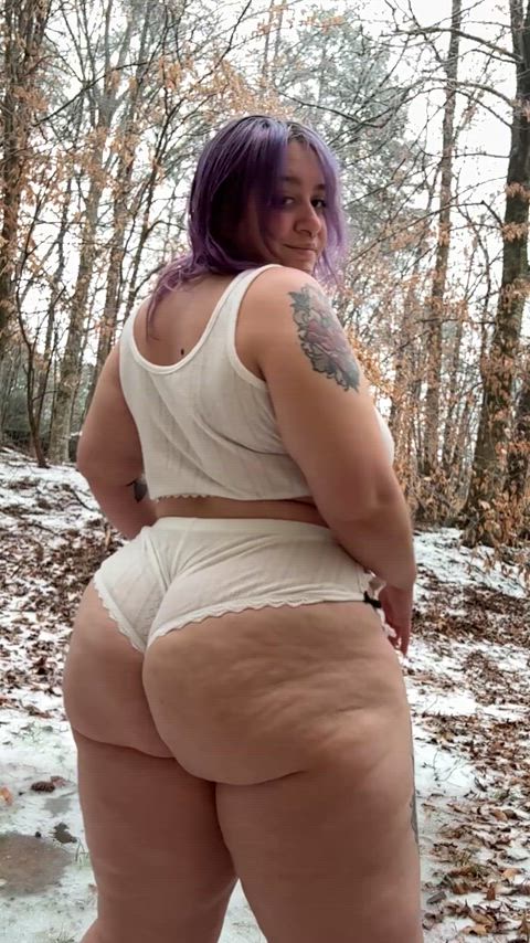 Do you have the balls to fuck a fat girl in the snow? ❄️ 🍑