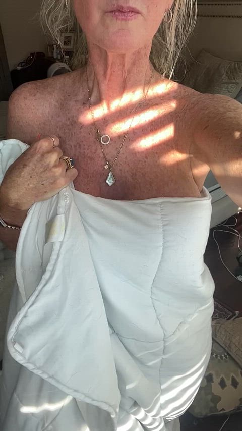 Revealing Nawty boobs