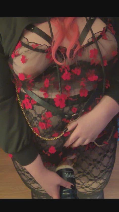 Who wants to be my Christmas present? 🎁