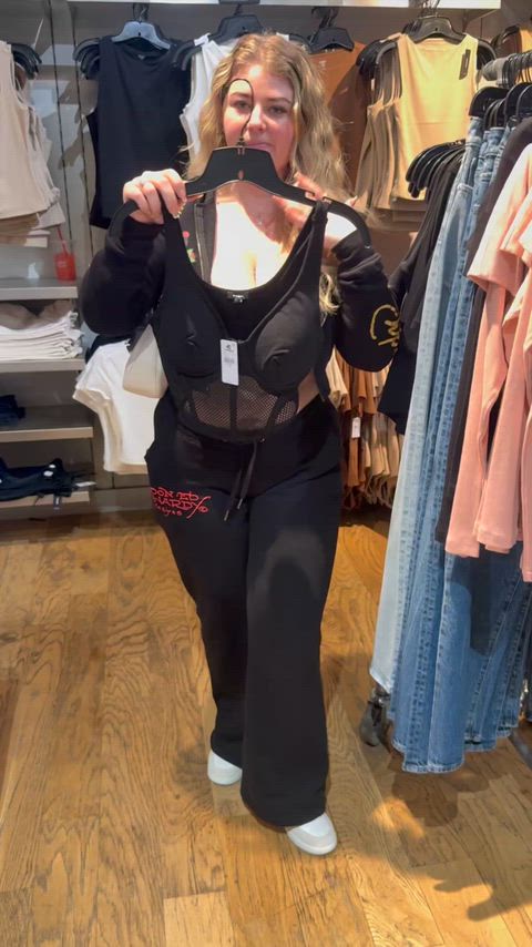 🚨 Attention shoppers 🚨Got caught a (f)ew times but I loved this dare