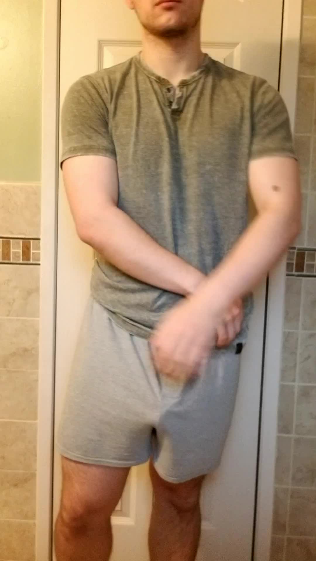 A quick strip before y shower. 😏