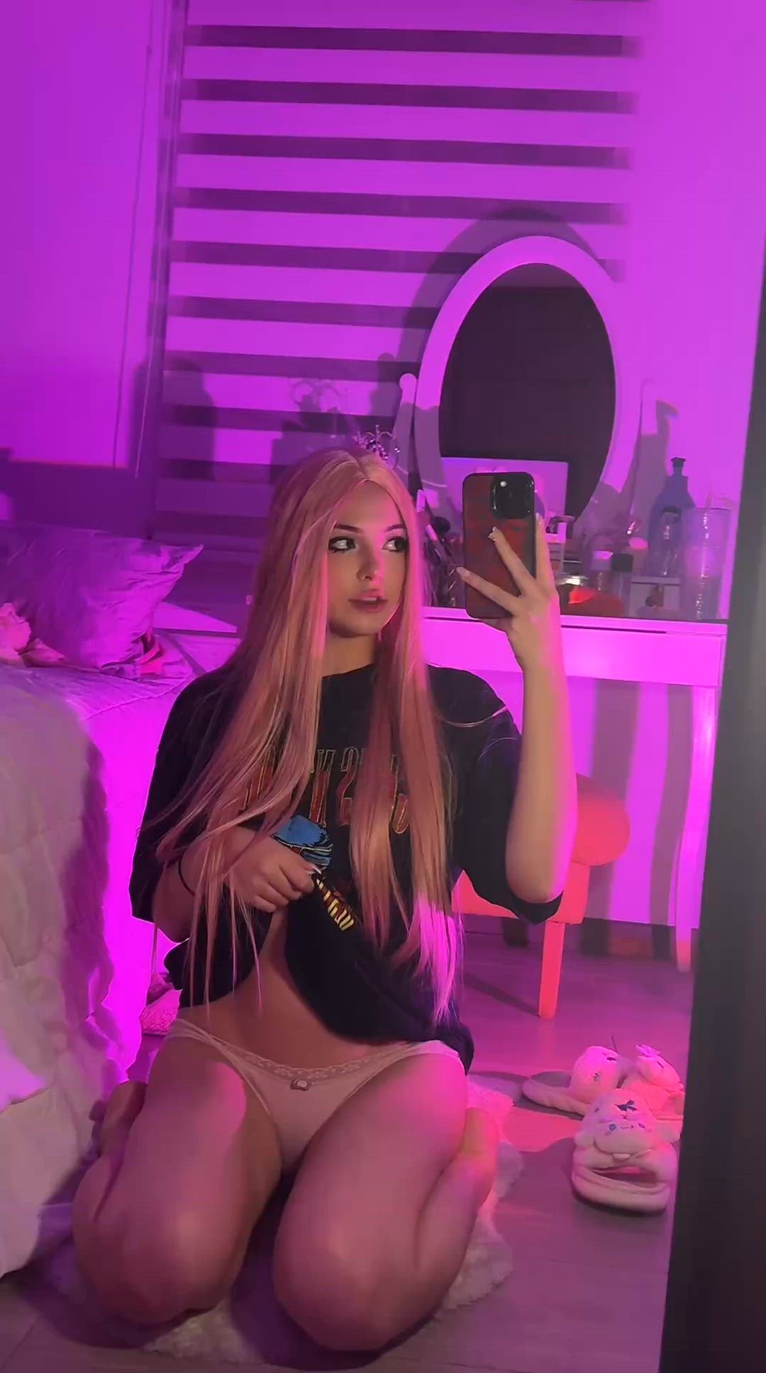 E-girl reveals tits