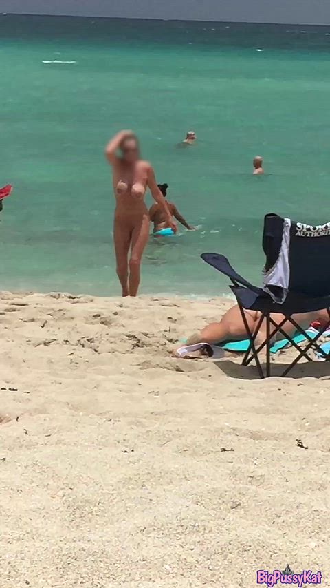 Kathy slinging dem titties at Haulover