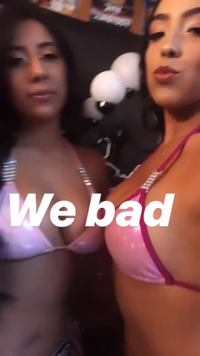 Hooters chick and her friend 🔥