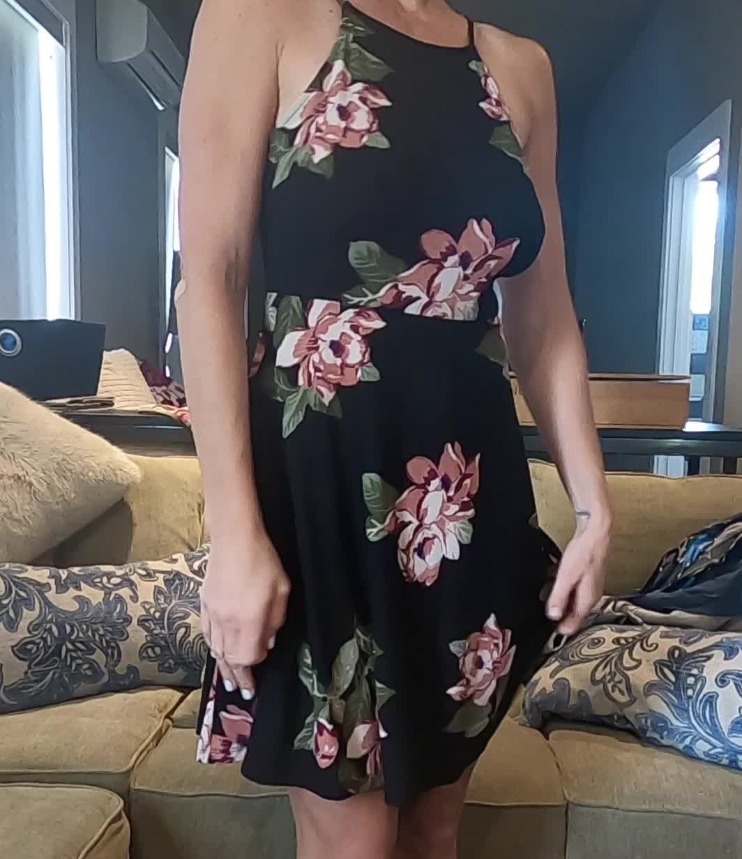 Don’t let the innocent dress fool you 🌹