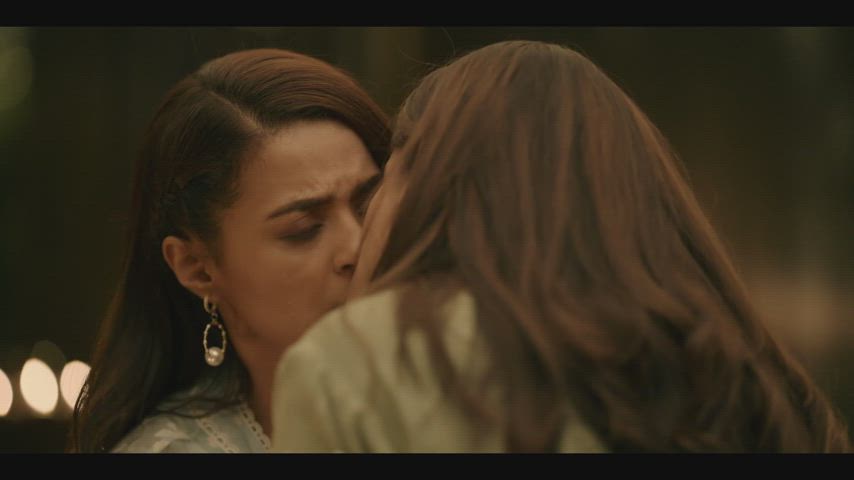 Surveen Chawla lesbian kiss