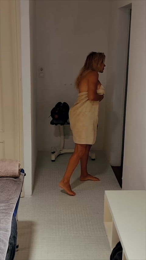 Gorgeous cougar finds a dildo