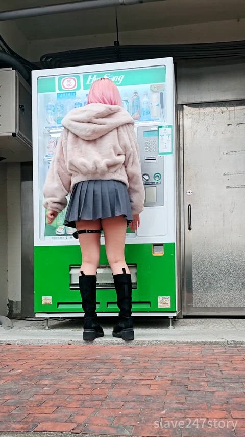 When I bent over, I ‘accidentally’ showed my ass