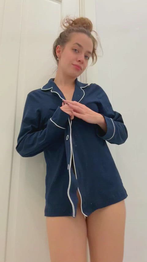 My pussy's throbbing so much it's starting to hurt, do something about it!