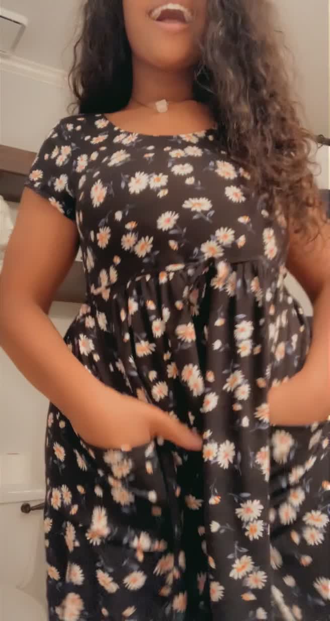 Don’t you just love my dress? It has pockets!