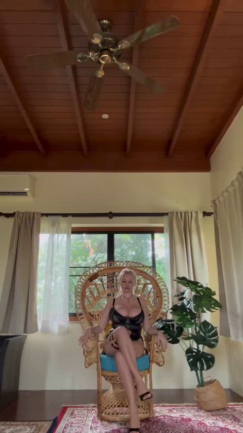 Wld u let mommy peg u in front of her friends?