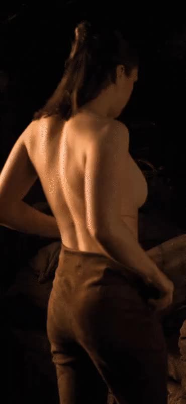 Maisie Williams tight body is so fuckable