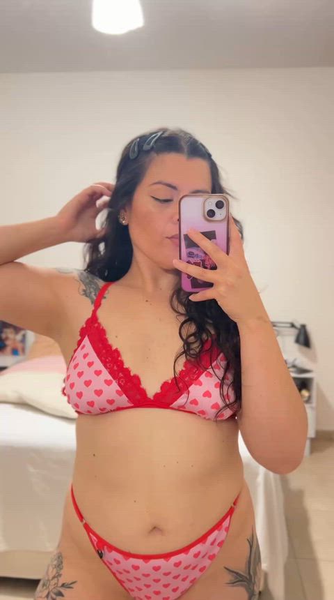 Valentine's night love to see me coming or I should say cumming? 😈 Cheat on her with me