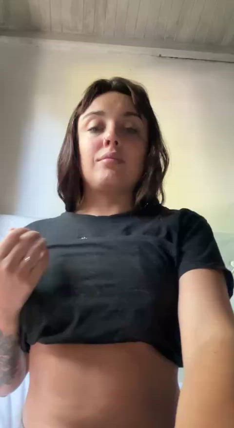 Viens, je te montre ce qu'il y a sous mon t-shirt