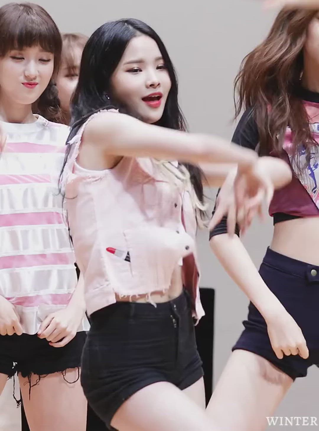Weki Meki Rina