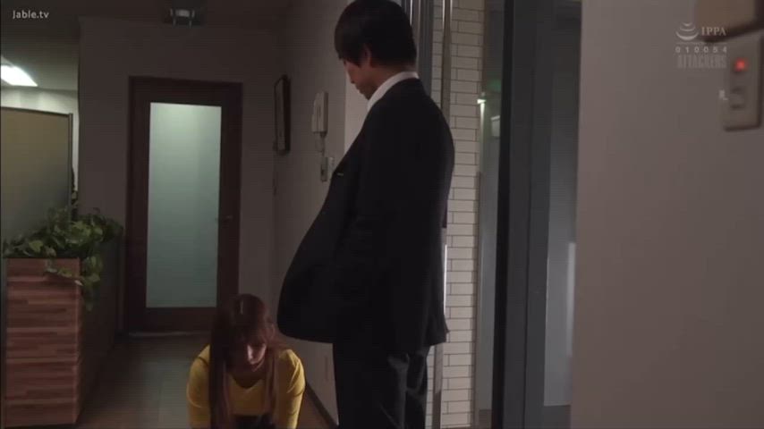 His boss is kneeling down on her knees. ADN-381: Akari Tsumugi