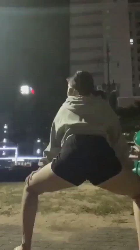 Who is this asian girl twerking?