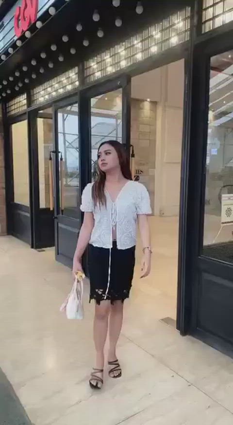 Do any guys think I'm hot?