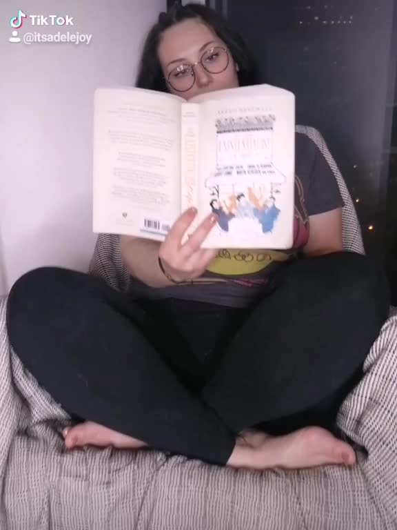 Sometimes when I'm reading I get so horny my clothes disappear 🤭💕 🍑