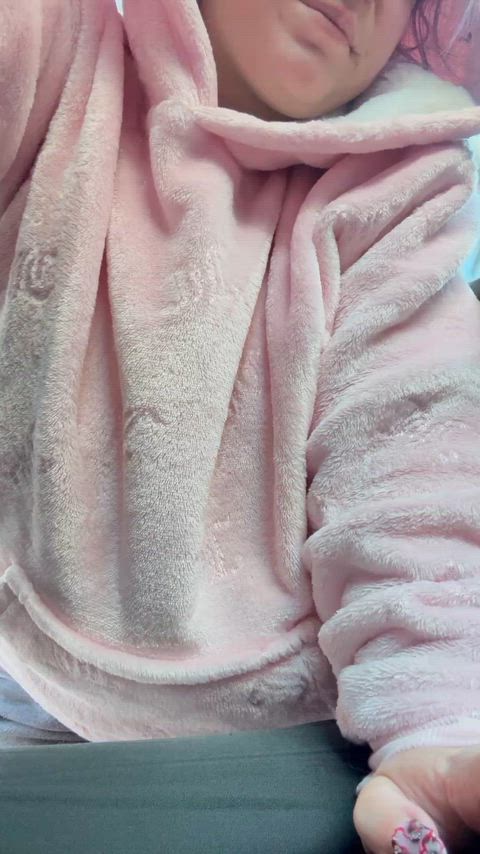 It’s cold, but that won’t stop me from showing you my tits ❄️😋