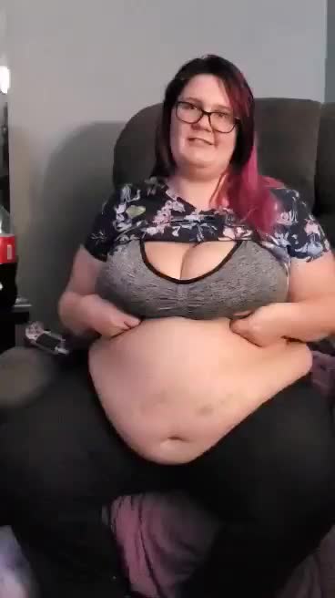 Nothing like watching those pregnancy boobs drop 🤤