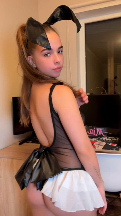 I can't do this, when you look at me, my clothes just run away from me