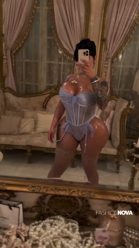 17th century bimbo style