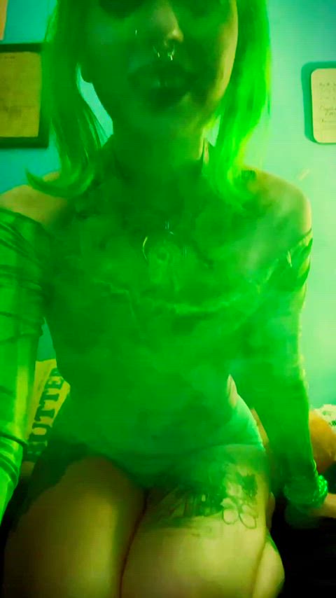 I’m an Alt girl, bisexual, switch, monsterfucker, makeup artist, clown, metalhead, and I like to be naked sometimes too thumbnail
