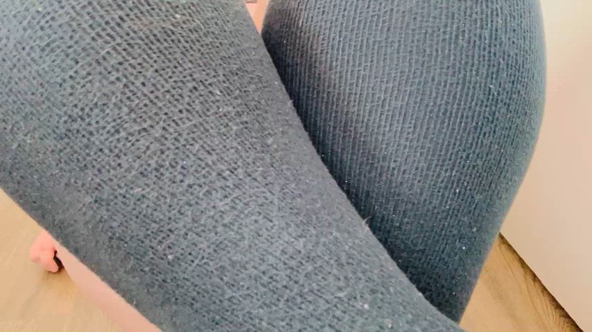 Opening my thighs for you :3