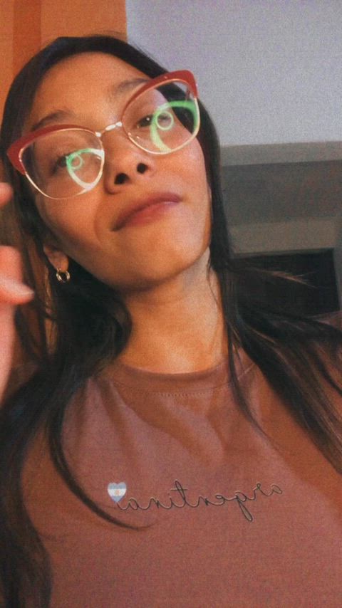 Do you prefer to see Latinas smoking? 💗😝