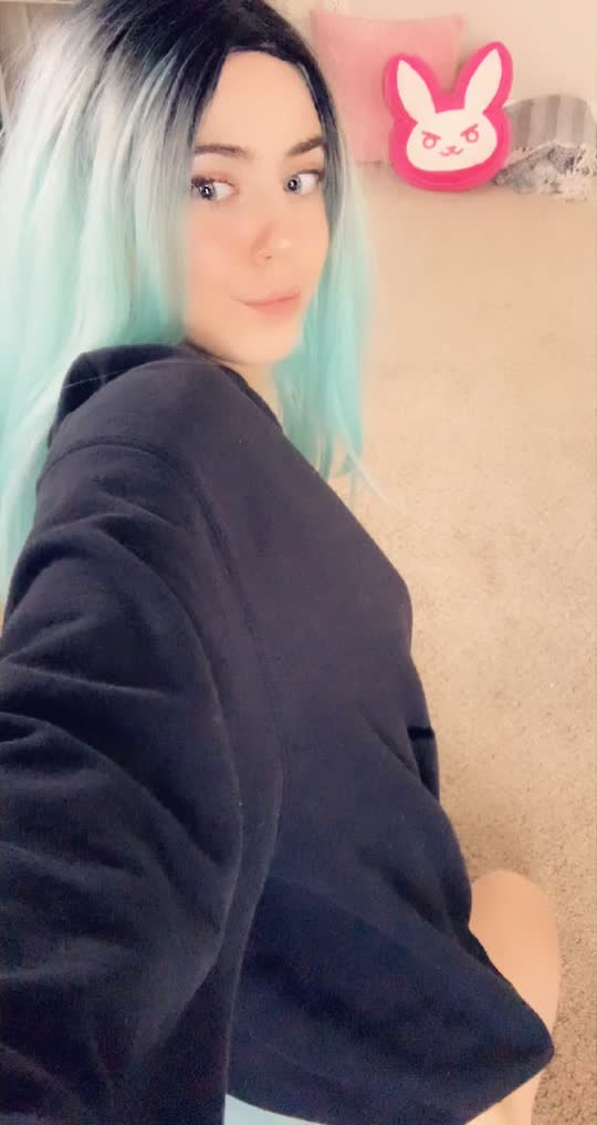Should I pull these to the side so you can fuck me? 💕