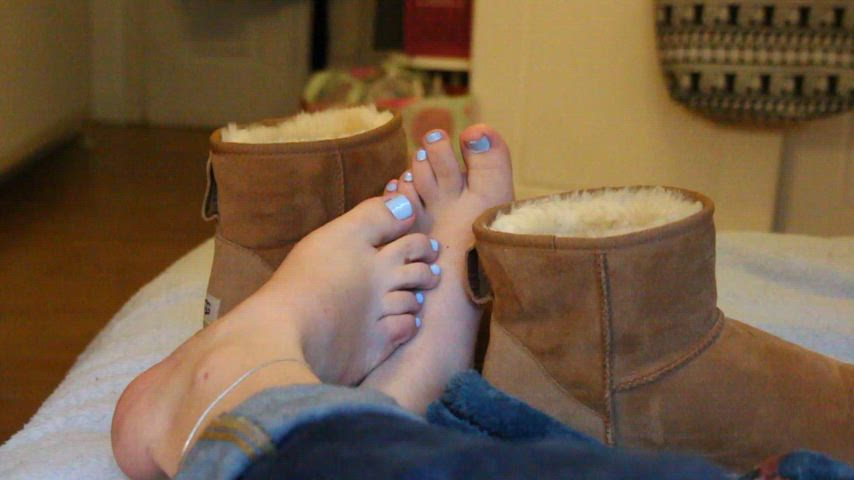 Bare feet and uggs are a match made in heaven ☺️♥️