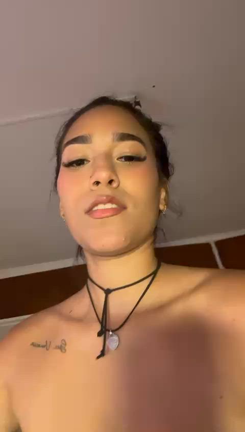 Gordita flácida y pequeña , no puedo parar al tener una así cerca , quiero mamarla sin parar