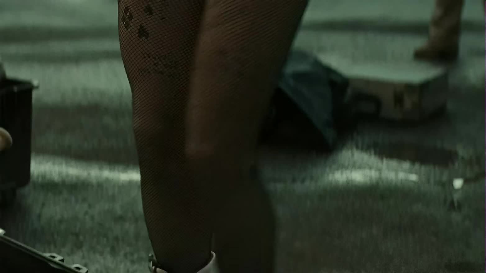 Margot Robbie tight plot in 