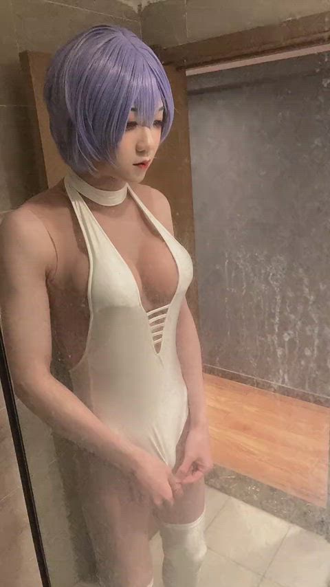 Japanese Rei Ayanami Cosplayer Takes a Leak