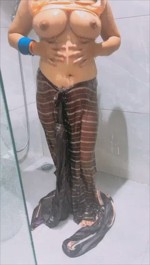 Sanskari Nari hasitates to remove saree