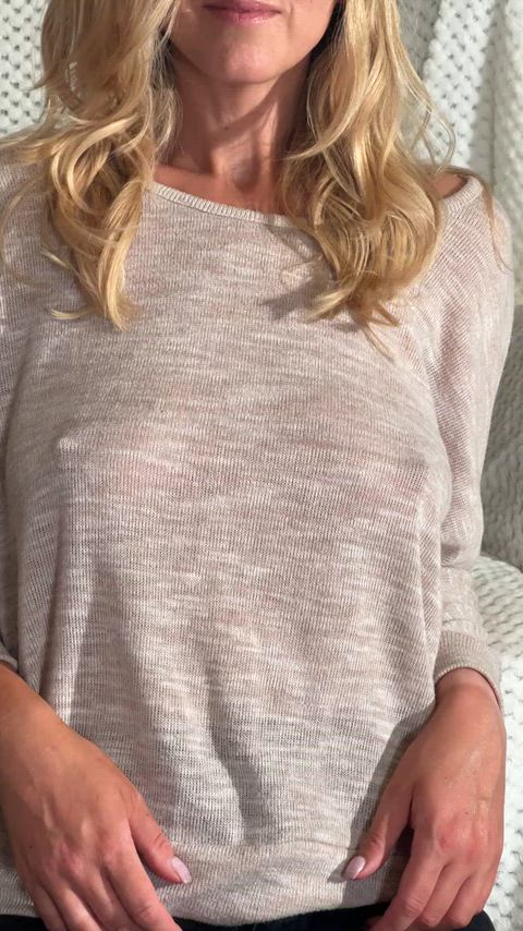 Here's a hairy pussy milf who knows how to have some fun