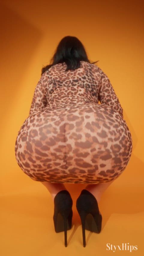 Ass so phat it undresses itself