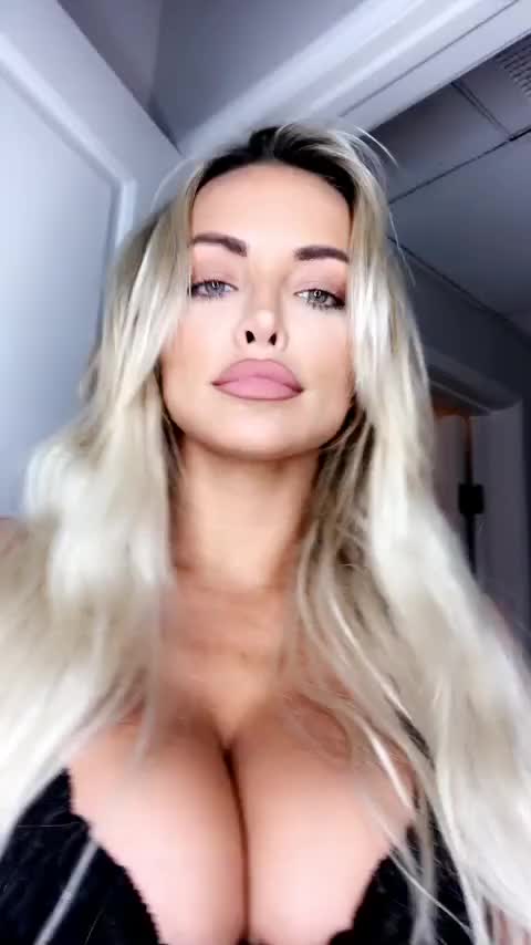Lindsey Pelas
